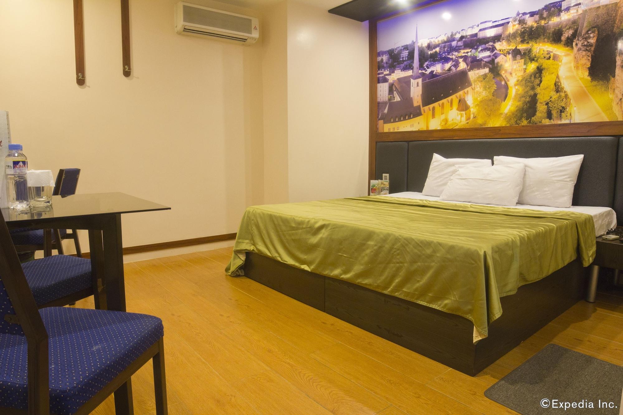 Eurotel North Edsa Кесон-Сити Экстерьер фото